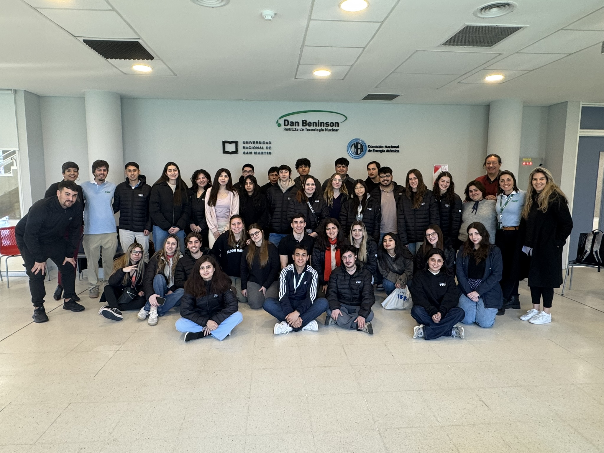 Becarios de Fundación YPF visitaron el Instituto Dan Beninson y el RA-10 junto a Fundación INVAP