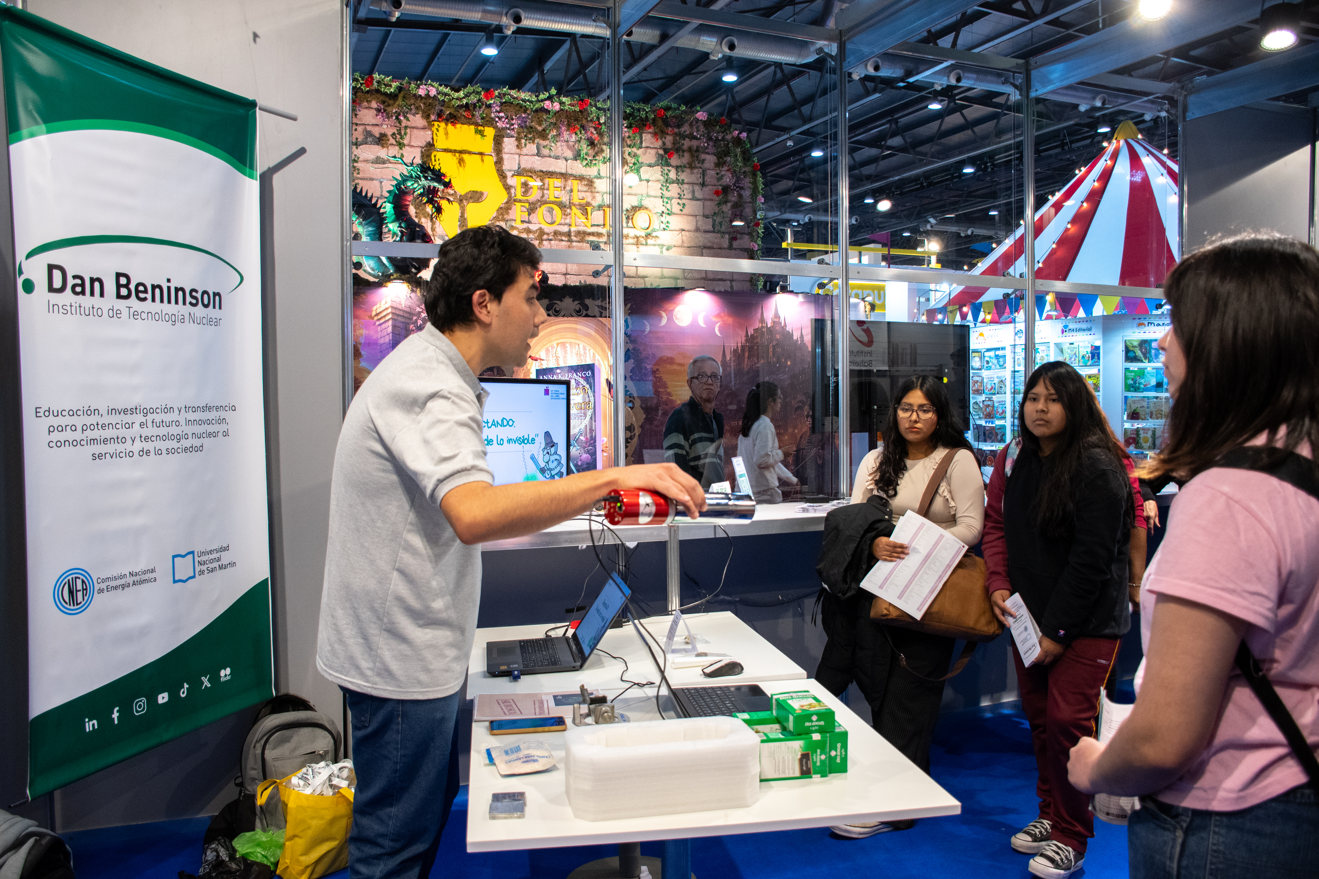 Detectando lo invisible: una tarde de ciencia en la 50° Feria internacional del Libro
